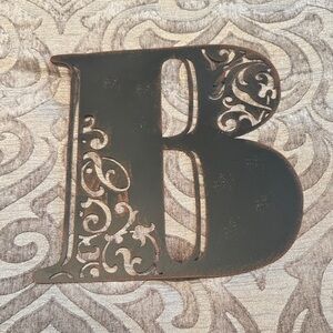 B wall decor